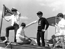 Fotografia: anche i Beatles a scuola di vela!! - www.geocities.com/SunsetStrip/